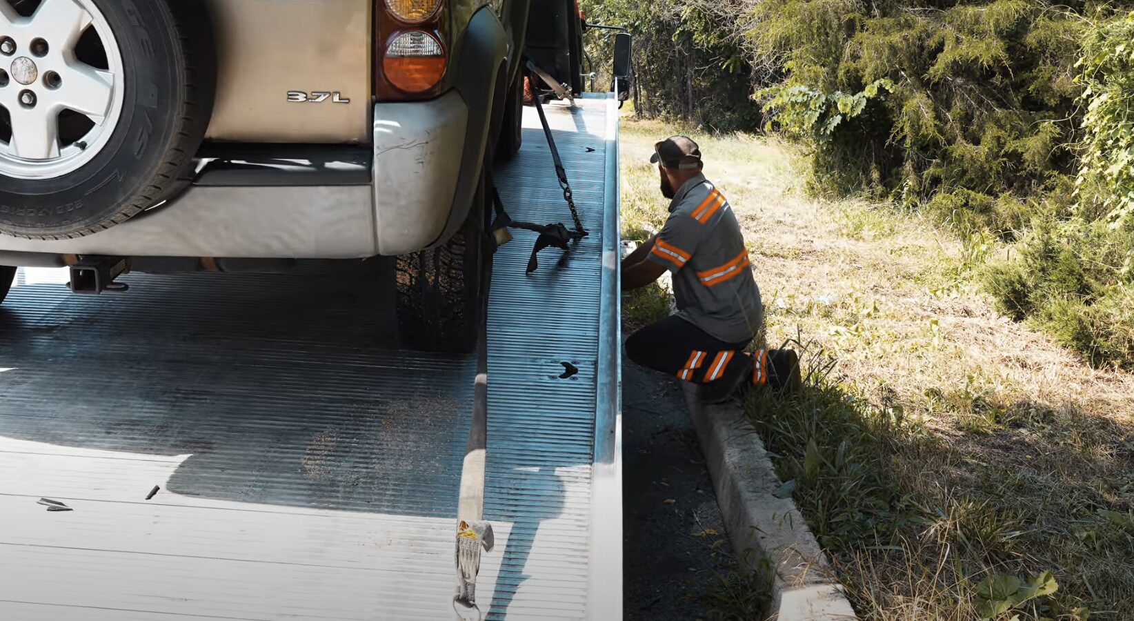 Emergency Towing Service - Quick Response Vehicle Recovery Professional tow truck operator securing vehicle during emergency towing service